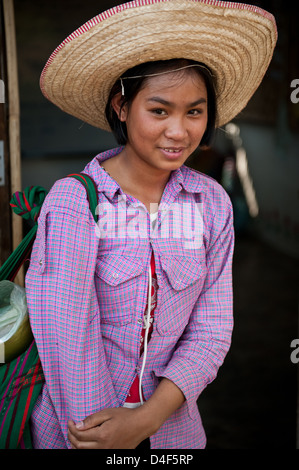 Fang, Thailandia, burmesisches Fluechtlingsmaedchen nella scuola Foto Stock