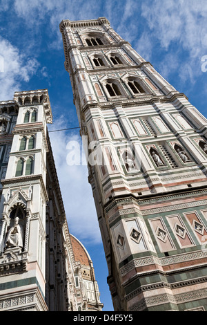 Il 1359, Giotto progettato il Campanile costruito da marmi toscani, nella Piazza del Duomo di Firenze (Italia). Foto Stock