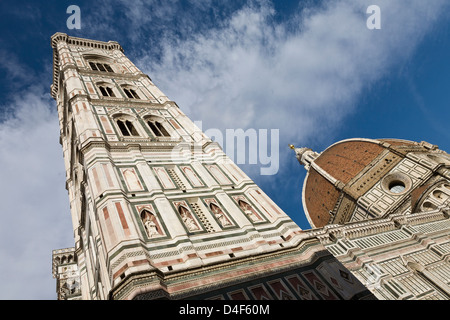 Il 1359, Giotto progettato il Campanile costruito da marmi toscani, nella Piazza del Duomo di Firenze (Italia). Foto Stock