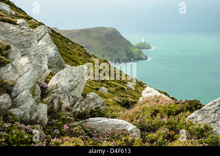 Avvicinando tempesta di neve da Holyhead Mountain, Anglesey, guardando verso sud pila faro Foto Stock