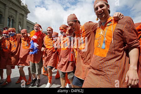 Sostenitore del calcio olandese team celebrare nel centro cittadino di Berna prima dell'EURO 2008 gruppo C turno preliminare corrispondono a Paesi Bassi contro la Francia a Berna, Svizzera, 13 giugno 2008. Foto: Ronald Wittek dpa +++###dpa###+++ Foto Stock