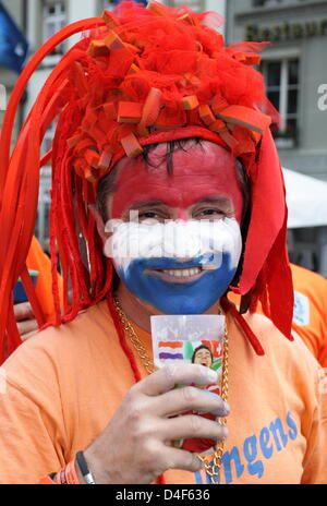 Sostenitore del calcio olandese team allietare il centro di Berna prima dell'EURO 2008 gruppo C turno preliminare corrispondono a Paesi Bassi contro la Francia a Berna, Svizzera, 13 giugno 2008. Foto: Ronald Wittek dpa +++(c) dpa - Bildfunk+++ +++###dpa###+++ Foto Stock