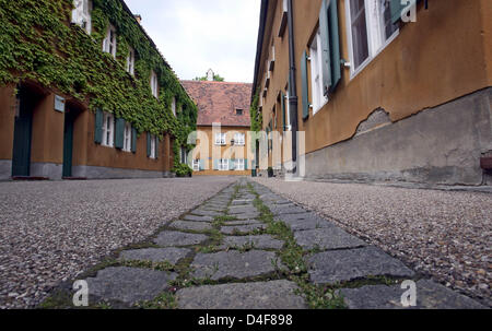 La foto mostra il più antico del mondo sociale insediamento di alloggiamento 'Fuggerei' ad Augsburg, Germania, 13 giugno 2008. Foto: Karl-Josef Hildenbrand Foto Stock