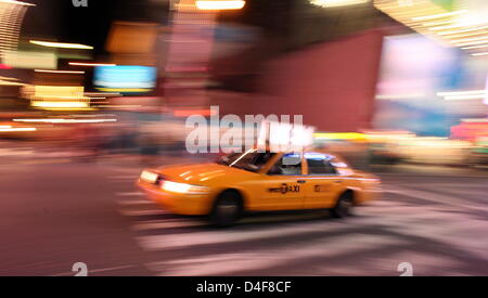 Un taxi giallo scorre attraverso Manhattan, New York, Stati Uniti d'America, 15 maggio 2008. Foto: Kay Nietfeld Foto Stock