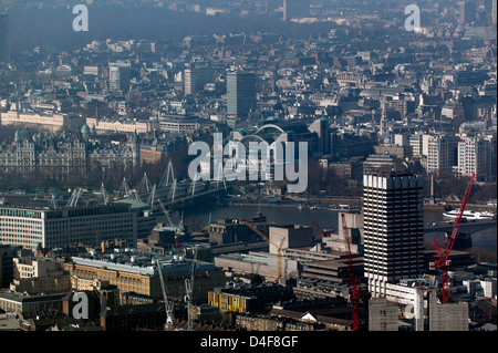 Vista aerea della stazione di Charing Cross, Hungerford Bridge, parte del complesso di Southbank e il London Studios. Foto Stock