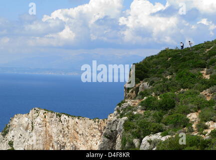 La foto mostra ripide scogliere sulla costa occidentale dell'isola di Zante, Grecia, 07 maggio 2008. Zante è la terza isola più grande delle isole dello Ionio. La sua parte nord sud di estensione da Capo Skinari di Cape Gerakas misura alcuni 40 km e il suo est ovest totali di estensione 19 km. Foto: Roland Holschneider Foto Stock