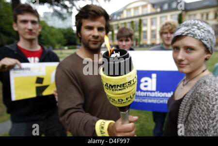 I membri di Amnesty international (ai) università gruppo posano con un cannello al Bucerius Law School campus ad Amburgo, Germania, 20 giugno 2008. Con un 'fiaccolata per i diritti umani", per un totale di 25 tedesco ai gruppi universitari hanno lo scopo di richiamare l' attenzione sulle violazioni dei diritti umani in Cina prima dei Giochi Olimpici di Pechino.La corsa è iniziato il 03 maggio a Friburgo in Germania attraverso 25 TEDESCO Foto Stock