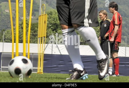 Gambe del centrocampista David Odonkor (L), il portiere Rene Adler (C) e capo allenatore Joachim Loew (R) della Germania durante la sessione di formazione del calcio tedesco squad su un campo pratica in Tenero vicino a Locarno, Svizzera, 20 giugno 2008. Foto: Pietro Kneffel dpa +++###dpa###+++ Foto Stock