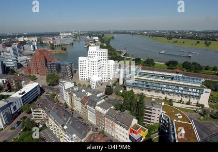 Vista su edifici disegnati dal famoso architetto Frank O. Gehry a Duesseldorf in Germania, 09 giugno 2008. Foto: Horst Ossinger Foto Stock