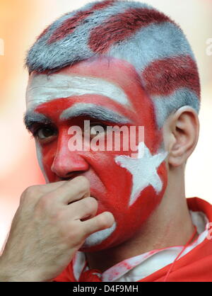 Un sostenitore della Turchia i gesti prima di UEFA EURO 2008 trimestre partita finale tra la Croazia e la Turchia all'Ernst Happel stadium di Vienna (Austria), 20 giugno 2008. Foto: Achim Scheidemann dpa +si prega di notare che la UEFA restrizioni particolarmente in materia di proiezioni di diapositive e 'No Mobile Services"+ +++(c) dpa - Bildfunk+++ Foto Stock