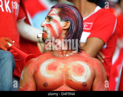 Un sostenitore della Turchia prima di UEFA EURO 2008 trimestre partita finale tra la Croazia e la Turchia all'Ernst Happel stadium di Vienna (Austria), 20 giugno 2008. Foto: Achim Scheidemann dpa +si prega di notare che la UEFA restrizioni particolarmente in materia di proiezioni di diapositive e 'No Mobile Services"+ +++(c) dpa - Bildfunk+++ Foto Stock