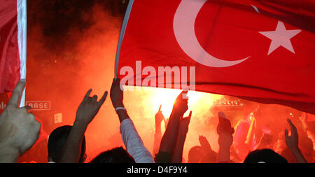 Gli appassionati di calcio di celebrare la Turchia di vincere contro la Croazia al quarto di finale di Euro 2008 a Berlino, Germania, 20 giugno 2008. La Croazia ha perso contro la Turchia sulle sanzioni. Foto: Klaus-Dietmar Gabbert Foto Stock