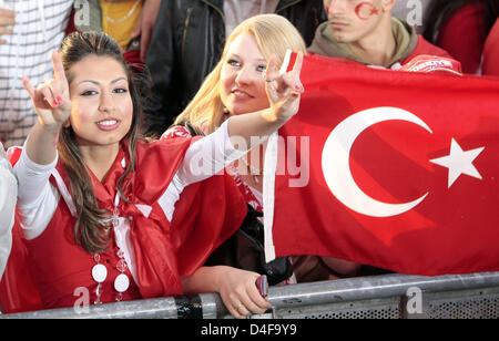 Turkish fans festeggiare in occasione del quarto di finale di Euro 2008 Turchia vs Croazia presso la "fan-fest' ad Amburgo, Germania, 20 giugno 2008. Migliaia di visitatori hanno guardato il match al 'Heiligengeistfeld'. Foto: Ulrich Perrey Foto Stock