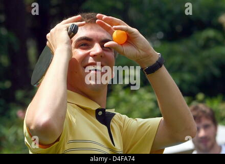 Foto, reso disponibile il 22 giugno 2008, mostra nazionale tedesco di giocatore di calcio Philipp Lahm (L) scherzando mentre gioca a ping-pong con il compagno di squadra di Arne FRIEDRICH al team 'hotel " Il Giardino " di Ascona, Svizzera, 21 giugno 2008. Foto: Alexander Hassenstein +++(c) dpa - Bildfunk+++ Foto Stock