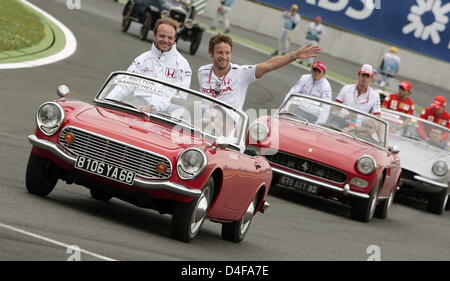 British driver di Formula Uno Jenson Button (R) di Honda e il compagno di squadra brasiliano pilota di Formula Uno Rubens Barrichello visto durante i driver via parade di oldtimer-auto prima dell'inizio di formular uno francese Grand Prix in gara di Magny Cours via vicino a Nevers in Francia, domenica 22 giugno 2008. Foto: Carmen Jaspersen dpa +++###dpa###+++ Foto Stock