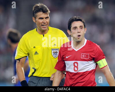 Nihat Kahveci della Turchia oltre ad arbitro Roberto Rosetti (L) in azione durante UEFA EURO 2008 trimestre partita finale tra la Croazia e la Turchia all'Ernst Happel stadium di Vienna (Austria), 20 giugno 2008. La Croazia ha perso 1-3 dopo tiri di rigore. Foto: Achim Scheidemann dpa +si prega di notare che la UEFA restrizioni particolarmente in materia di proiezioni di diapositive e ÒNo ServicesÒ Mobile +++###dpa###+++ Foto Stock