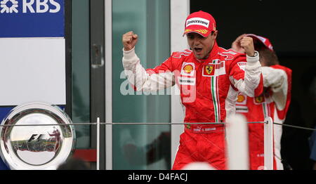 Il brasiliano pilota di Formula Uno alla Ferrari di Felipe Massa festeggia sul podio dopo aver vinto il Gran Premio di Formula Uno a gara di Magny Cours via vicino a Nevers in Francia, domenica 22 giugno 2008. Foto: Carmen Jaspersen +++###dpa###+++ Foto Stock