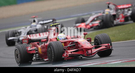 Il brasiliano pilota di Formula Uno Felipe Massa (anteriore) del Ferrari conduce di fronte tedesco di Formula One driver Nico Rosberg (L) di Williams e British pilota di Formula Uno Lewis Hamilton della McLaren Mercedes durante il Gran Premio di Formula Uno a gara di Magny Cours via vicino a Nevers in Francia, domenica 22 giugno 2008. Foto: Carmen Jaspersen dpa +++###dpa###+++ Foto Stock