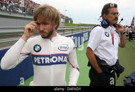 Tedesco di Formula One driver Nick Heidfeld (L) della BMW Sauber si è visto con il tedesco dr. Mario Theissen, direttore di BMW Motorsport di BMW Sauber; in graniglia prima dello start del Gran Premio di Formula Uno a gara di Magny Cours via vicino a Nevers in Francia, domenica 22 giugno 2008. Foto: Carmen Jaspersen dpa +++###dpa###+++ Foto Stock