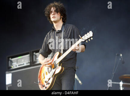 Il cantante e chitarrista della band californiana 'Black Rebel Moto Club' Peter Hayes esegue all'uragano Open Air Festival in Scheessel, Germania, 22 giugno 2008. Foto: Sebastian Widmann Foto Stock