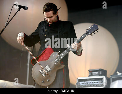 Il cantante e chitarrista della band islandese 'Sigur Ros" Jon Por Birgisson esegue all'uragano Open Air Festival in Scheessel, Germania, 22 giugno 2008. Foto: Sebastian Widmann Foto Stock