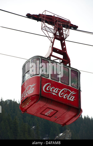 Il vecchio Coca-cola Funivia che trasporta persone di Balea Lac e l'hotel di ghiaccio sulle montagne dei Carpazi, Transilvania, Romania Foto Stock