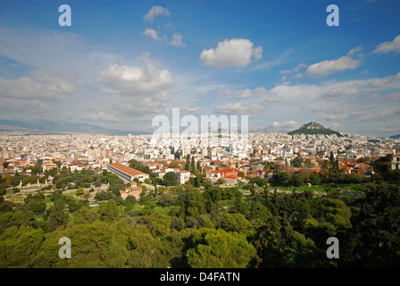 Skyline di Atene, Grecia, visto dalla collina di Marte, con l'Agora in primo piano Foto Stock