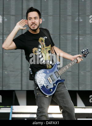 Il chitarrista e cantante della band statunitense "Linkin Park' Mike Shinoda esegue all'inizio del loro tour a 'Reitstadium" a Monaco di Baviera, Germania, 21 giugno 2008. Oltre a Monaco di Baviera la band suonerà anche a Berlino e Dusseldorf. Foto: Matthias Schrader Foto Stock