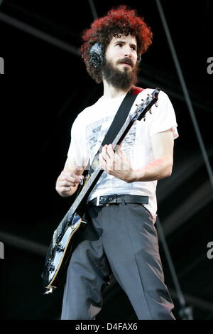 Il chitarrista di noi banda "Linkin Park" Brad Delson esegue all'inizio del loro tour a 'Reitstadium" a Monaco di Baviera, Germania, 21 giugno 2008. Oltre a Monaco di Baviera la band suonerà anche a Berlino e Dusseldorf. Foto: Matthias Schrader Foto Stock