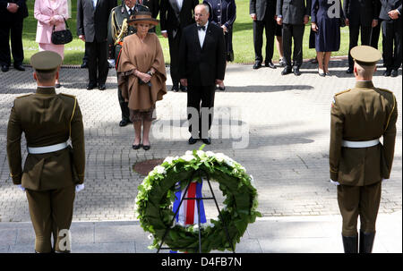 La regina Beatrice dei Paesi Bassi visite Antakalnis cimitero di Vilnius, Lituania, 24 giugno 2008. Lo stesso giorno la Regina Beatrice è arrivato per una tre giorni di visita ufficiale. Foto: Patrick van Katwijk Foto Stock