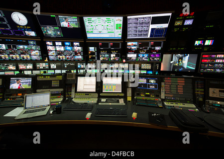 Sala di controllo principale all'interno dell'ex quartier generale dei Docklands di Television Channel 7 a Melbourne, Australia. Foto Stock