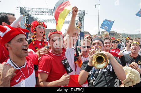I tifosi turchi (l) e il tedesco soccer fans celebrare nel centro di Basilea, Svizzera 25 Giugno 2008 prima dell'EURO 2008 semifinale partita Germania contro la Turchia. Foto: Ronald Wittek dpa +++###dpa###+++ Foto Stock