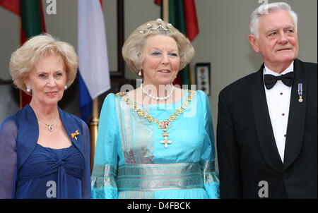 La regina Beatrice dei Paesi Bassi è accolto dal Presidente lituano Valdas Adamkus e sua moglie Alma Adamkiene (L) nel palazzo presidenziale di Vilnius, Lituania, 24 giugno 2008. La regina Beatrice è su una visita di tre giorni per la Lituania. Foto: Patrick van Katwijk Foto Stock