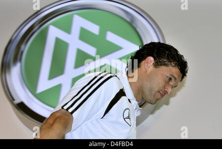 La Germania Michael Ballack partecipa a una conferenza stampa della nazionale tedesca di calcio in Tenero vicino a Locarno, Svizzera, 24 giugno 2008. Foto: Peter Kneffel dpa +++###dpa###+++ Foto Stock