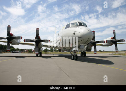 Un pattugliamento marittimo del tipo di aeromobile P-3C Orion è raffigurato al grembiule di aviazione navale squadron 3 'Conteggio Zeppelin' ('Graf Zeppelin") in Nordholz, Germania, 25 giugno 2008. Per la prima volta un P-3C Orion piano tipo si trasferirà al XVII tedesco spiegamento condizionato OEF a Gibuti il 03 luglio 2008. Con la sua gamma di 9.200 chilometri il velivolo sarà distribuito per monitor marittima Foto Stock