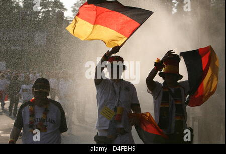 I tifosi tedeschi bandiere d'onda centro di Basilea prima di UEFA EURO 2008 semifinale partita tra la Germania e la Turchia al St. Jakob-Park stadium di Basilea, Svizzera, 25 giugno 2008. Foto: Oliver Berg dpa +++(c) dpa - Bildfunk+++ Foto Stock