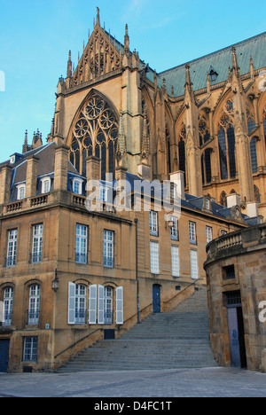 Passi che conducono fino alla Cattedrale di St Stephen, a Metz, Francia Foto Stock