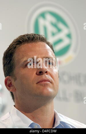 In Germania il team manager Oliver Bierhoff parla con i giornalisti nel corso di una conferenza stampa della nazionale tedesca di calcio in Tenero vicino a Locarno, Svizzera, 27 giugno 2008. Foto: Oliver Berg dpa +++###dpa###+++ Foto Stock