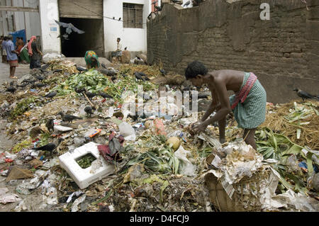 (Dpa) file il file immagine datata agosto 2007 acquisisce di persone alla ricerca di rifiuti per qualcosa di mangiabile in una delle baraccopoli di Calcutta, in India. Foto: Denis Meyer Foto Stock