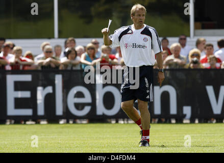 Juergen Klinsmann, nuovo allenatore del FC Bayern Monaco, gesti durante il club - la prima sessione di prove libere prima della stagione 2008/2009 a Monaco di Baviera, Germania, il 30 giugno 2008. Foto: Andreas Gebert Foto Stock