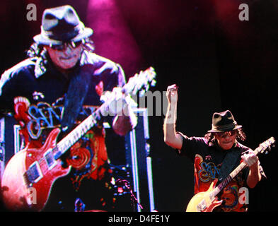 La leggenda del rock di Carlos Santana effettua sul palco durante il primo concerto del suo tour in Germania di Salem, Germania, 2 luglio 2008. Foto: Patrick Seeger Foto Stock