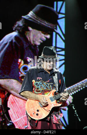 La leggenda del rock di Carlos Santana effettua sul palco durante il primo concerto del suo tour in Germania di Salem, Germania, 2 luglio 2008. Foto: Patrick Seeger Foto Stock