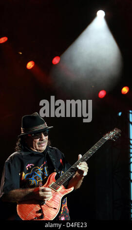 La leggenda del rock di Carlos Santana effettua sul palco durante il primo concerto del suo tour in Germania di Salem, Germania, 2 luglio 2008. Foto: Patrick Seeger Foto Stock