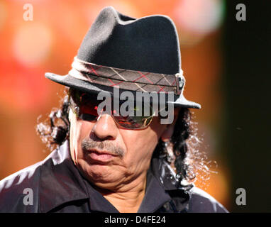 La leggenda del rock di Carlos Santana effettua sul palco durante il primo concerto del suo tour in Germania di Salem, Germania, 2 luglio 2008. Foto: Patrick Seeger Foto Stock