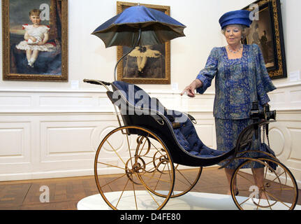 La regina Beatrice dei Paesi Bassi in visita alla mostra sulla sua bisnonna, Principessa Emma di Waldeck e Pyrmont, presso il principe elettore Castle ("Kurfuerstliches Schloss') a Bad Arolsen, Germania, 3 luglio 2008. Foto: Frank può Foto Stock