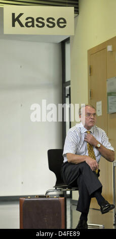 Holger Pfahls, ex Segretario di Stato presso il Ministero federale della difesa, si siede sotto un segno a leggere 'Kasse' ('Till') nel tribunale regionale di Augsburg, Germania, 3 luglio 2008. Signor Pfahls testimoniato come un testimone nel processo contro 66 enne imprenditore tedesco Holzer. Signor Holzer è accusato di falsa testimonianza e ostruzione della pena di morte nel corso di una precedente versione di prova ancora Foto Stock