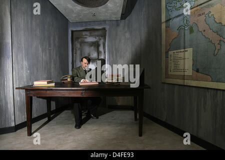 Una cera figura di Adolf Hitler è in mostra presso la cera figura armadio 'Madame Tussaud's" di Berlino, Germania, 3 luglio 2008. La famosa cera figura mobile apre il suo ottavo succursale a Berlino il 5 luglio 2008. Otto diversi argomenti sono presentati su 2500 mq di spazio espositivo. Foto: ARNO BURGI Foto Stock