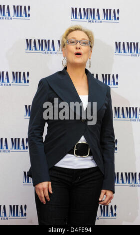 Noi attrice Meryl Streep pone durante una foto chiamata per il film 'Mamma Mia" di Berlino, 3 luglio 2008. Il film presenta una colonna sonora da pop svedese 'gruppo ABBA' e presenterà in anteprima al Cinema tedesco il 17 luglio 2008. Foto: Soeren Stache Foto Stock