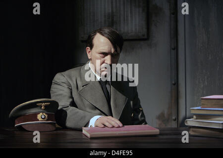 Una cera figura di Adolf Hitler è in mostra presso la cera figura armadio 'Madame Tussaud's" di Berlino, Germania, 3 luglio 2008. La famosa cera figura mobile apre il suo ottavo succursale a Berlino il 5 luglio 2008. Otto diversi argomenti sono presentati su 2500 mq di spazio espositivo. Foto: ARNO BURGI Foto Stock