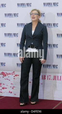 Noi attrice Meryl Streep pone durante una foto chiamata per il film 'Mamma Mia" di Berlino, 3 luglio 2008. Il film presenta una colonna sonora da pop svedese 'gruppo ABBA' e presenterà in anteprima al Cinema tedesco il 17 luglio 2008. Foto: Jens Kalaene Foto Stock